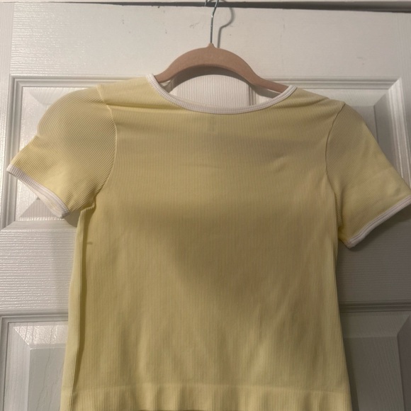 Yellow Top - Picture 4 of 4